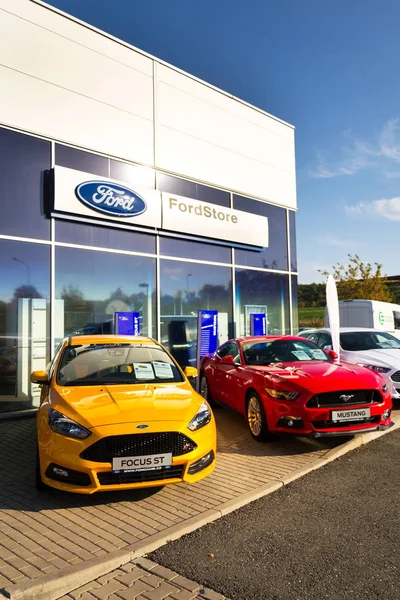 Arabalar Ford motor şirketi Bayilik Prag'da 29 Eylül 2017 üzerinde bina önünde