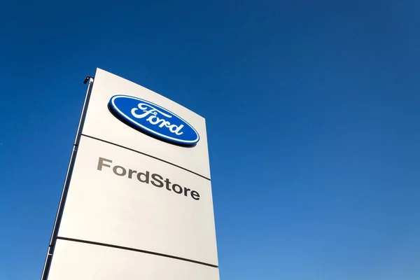 Ford motor company logo na budově obchodní zastoupení — Stock fotografie