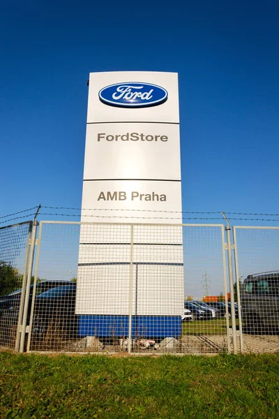 Ford logo dell'azienda automobilistica sulla costruzione della concessionaria — Foto Stock