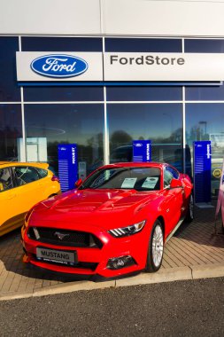 Ford Mustang araba Ford motor şirketi Bayilik Prag'da 29 Eylül 2017 üzerinde bina önünde. Ford ve Lyft birlikte özerk otomobil dağıtmak için çalışacağız.