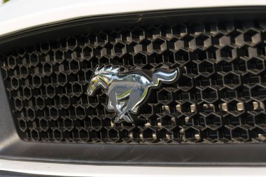 Ford Mustang araba Ford motor şirketi Bayilik Prag'da 29 Eylül 2017 üzerinde bina önünde. Ford ve Lyft birlikte özerk otomobil dağıtmak için çalışacağız.