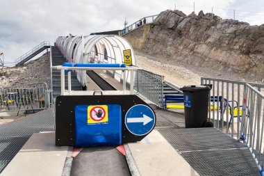  Ski lift üzerinde 17 Ağustos 2017 yılında Ramsau Dachstein buzula yürüyen insanlarla am Dachstein, Avusturya.