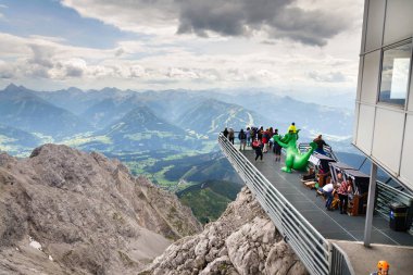 Turist yürümek Dachstein gökyüzü yürüyüş üzerinde 17 Ağustos 2017 yılında Ramsau am Dachstein, Avusturya.