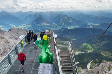 Turist yürümek Dachstein gökyüzü yürüyüş üzerinde 17 Ağustos 2017 yılında Ramsau am Dachstein, Avusturya.