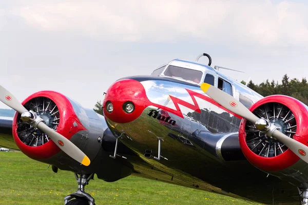 Винтажный самолет Lockheed Electra 10A готовится к вылету 30 апреля 2017 года в чешском городе Печи. . — стоковое фото