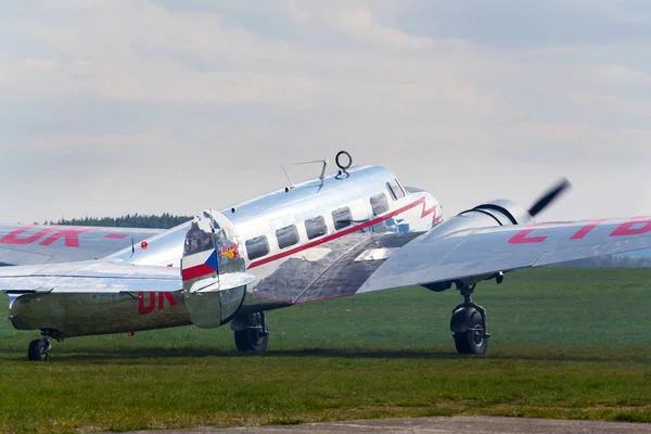 Lockheed Electra 10a vintage flygplan förbereda för flyg på flygplatsen på 30 April 2017 i Plasy, Tjeckien. — Stockfoto