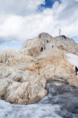 İnsanların üzerinde 17 Ağustos 2017 yılında Ramsau Dachstein buzul yakınındaki Gjaidstein dağ macera izinde hiking 