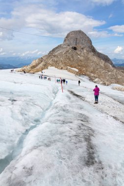 İnsanların üzerinde 17 Ağustos 2017 yılında Ramsau Dachstein buzul yakınındaki Gjaidstein dağ macera izinde hiking 