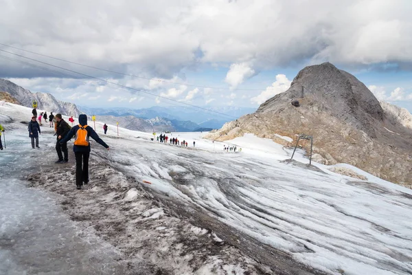2017 年 8 月 17 日在拉姆绍 Gjaidstein 正前方冰川附近的冒险山路上徒步的人是 — 图库照片