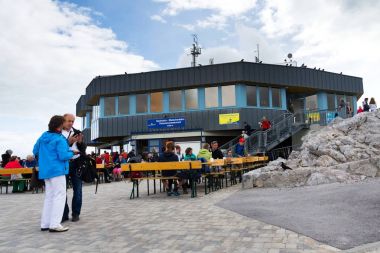17 Ağustos 2017 yılında Ramsau Dachstein Panaromarestaurant önünde oturan insanlar am Dachstein, Avusturya.
