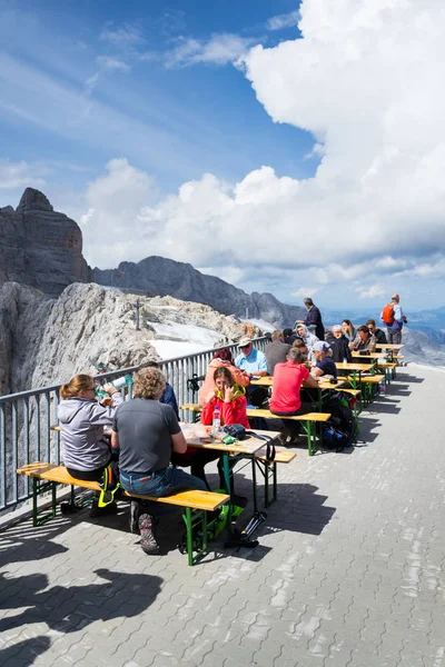 People sitting in front of Dachstein Panaromarestaurant on August 17, 2017 in Ramsau am Dachstein, Austria. — Stock Photo, Image