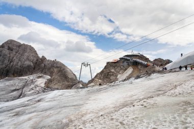 İnsanlar Dachstein Hunerkogel dağ istasyonu, Alpler, Avusturya hiking 
