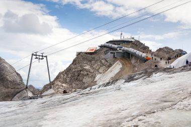 İnsanlar Dachstein Hunerkogel dağ istasyonu, Alpler, Avusturya hiking 