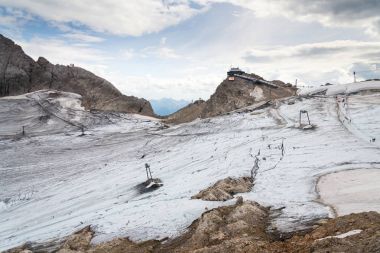 İnsanlar Dachstein Hunerkogel dağ istasyonu, Alpler, Avusturya hiking 