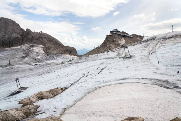 İnsanlar Dachstein Hunerkogel dağ istasyonu, Alpler, Avusturya hiking 