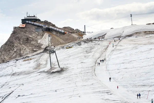 徒步旅行正前方 Hunerkogel 山站，阿尔卑斯山，奥地利人 — 图库照片