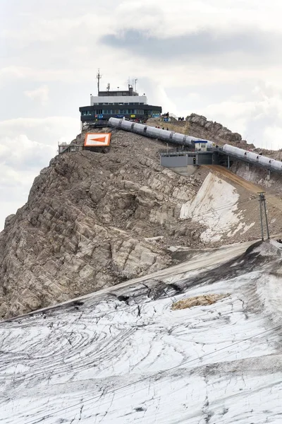 İnsanlar Dachstein Hunerkogel dağ istasyonu, Alpler, Avusturya hiking 