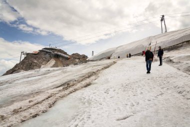  İnsanlar üzerinde 17 Ağustos 2017 yılında Ramsau Dachstein Hunerkogel dağ İstasyonu hiking am Dachstein, Avusturya.