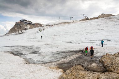  İnsanlar üzerinde 17 Ağustos 2017 yılında Ramsau Dachstein Hunerkogel dağ İstasyonu hiking am Dachstein, Avusturya.