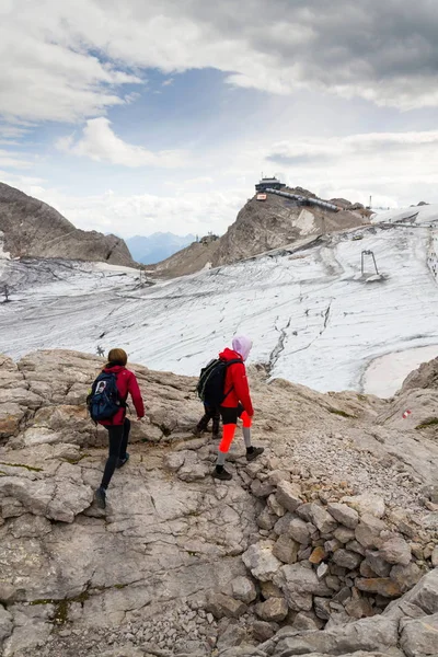 Osoby piesze wycieczki w okolicy: station góry Dachstein Hunerkogel na 17 sierpnia 2017 w Ramsau am Dachstein, Austria. — Zdjęcie stockowe