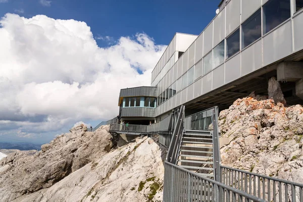 Senderismo alrededor de la estación de montaña de Dachstein Hunerkogel el 17 de agosto de 2017 en Ramsau am Dachstein, Austria . — Foto de Stock