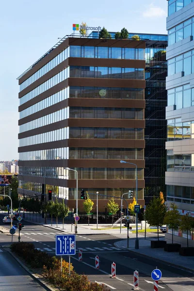 Logotipo de la empresa Microsoft en el edificio — Foto de Stock