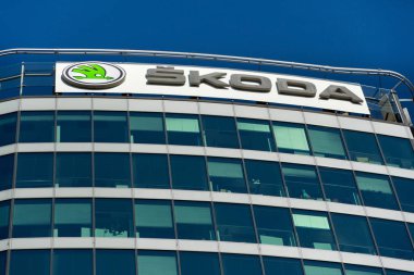 Skoda Auto otomobil üreticisi Volkswagen grup şirket logosu Genel Müdürlük Binası üzerinde gelen