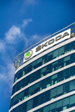 Skoda Auto otomobil üreticisi Volkswagen grup şirket logosu Genel Müdürlük Binası üzerinde gelen