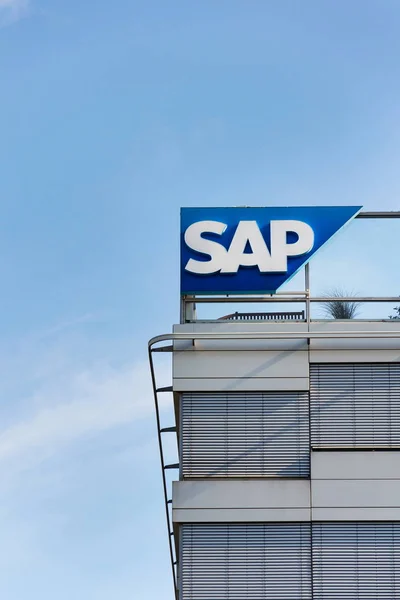 Logotipo de la corporación multinacional de software SAP en el edificio de la sede central checa el 14 de octubre de 2017 en Praga, República Checa . — Foto de Stock