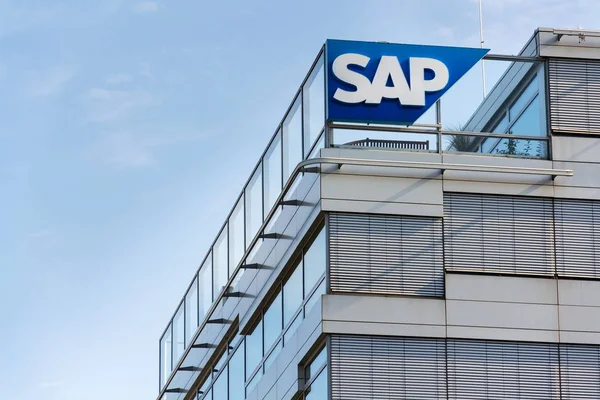 Sap multinationales Softwareunternehmen Logo auf dem Gebäude der tschechischen Zentrale am 14. Oktober 2017 in Prag, Tschechische Republik. — Stockfoto