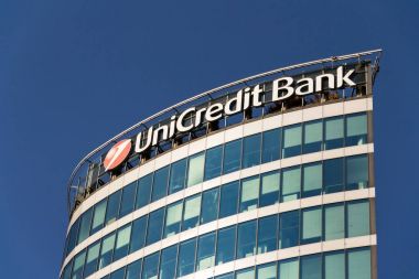 Unicredit şirket logosu şube binasında bankacılık grubu