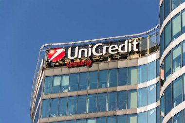Unicredit şirket logosu şube binasında bankacılık grubu