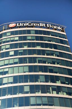 Unicredit şirket logosu şube binasında bankacılık grubu