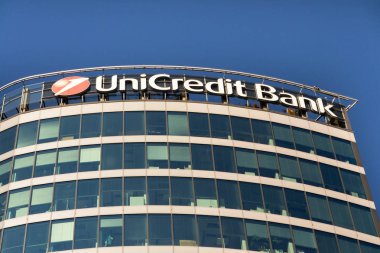 Unicredit şirket logosu şube binasında bankacılık grubu