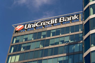 Unicredit şirket logosu şube binasında bankacılık grubu