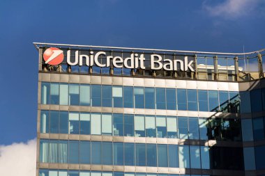 Unicredit şirket logosu şube binasında bankacılık grubu