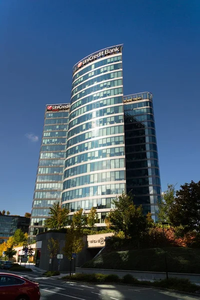 Unicredit şirket logosu şube binasında bankacılık grubu