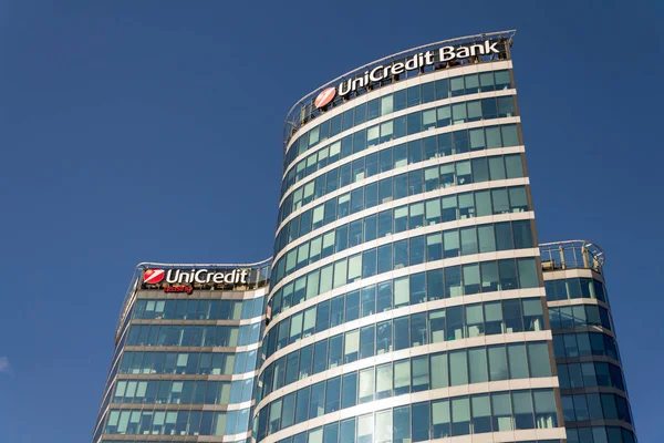 Logotipo de la compañía bancaria UniCredit Group en la sucursal — Foto de Stock