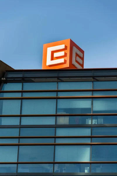 14: logotipo de la empresa del grupo CEZ en el edificio de la sede — Foto de Stock