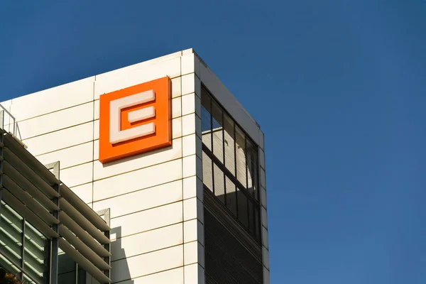 14: logotipo de la empresa del grupo CEZ en el edificio de la sede — Foto de Stock