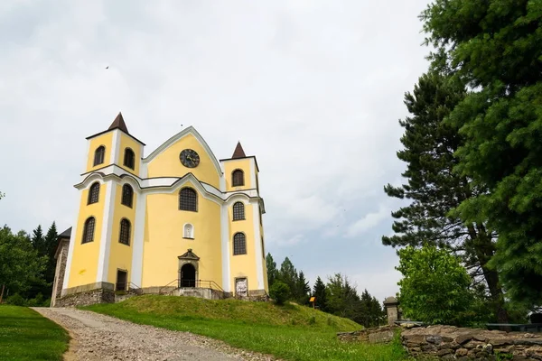 Templom feltételezés napos hegyek, Neratov, Cseh Köztársaság — Stock Fotó