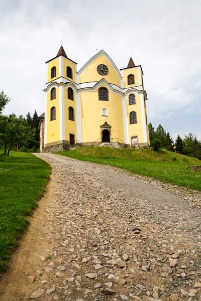 Igreja da Assunção em montanhas ensolaradas, Neratov, República Checa — Fotografia de Stock