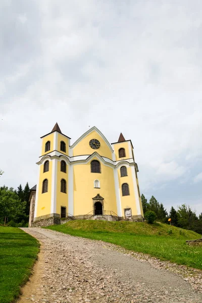 Igreja da Assunção em montanhas ensolaradas, Neratov, República Checa — Fotografia de Stock