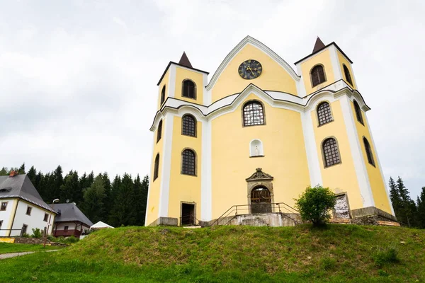Iglesia de la Asunción en las montañas soleadas, Neratov, República Checa — Foto de Stock