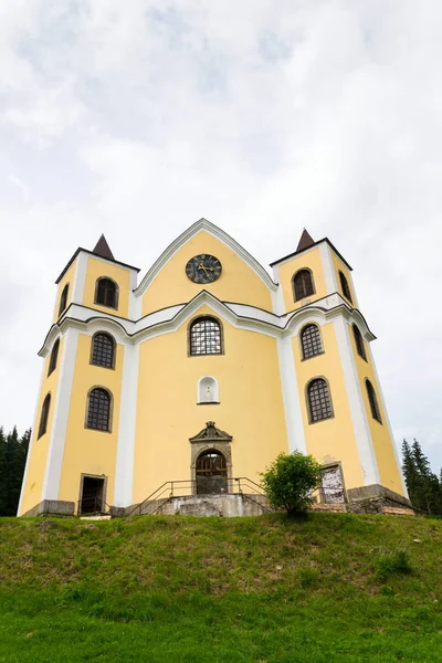 Kostel Nanebevzetí Panny Marie v horách sunny, Neratov, Česká republika — Stock fotografie