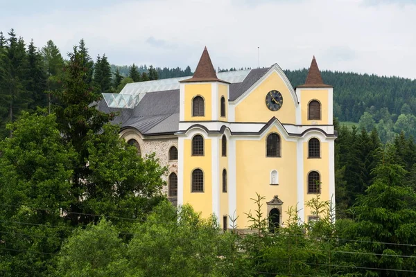 Kerk van veronderstelling in zonnige bergen, Neratov, Tsjechië — Stockfoto