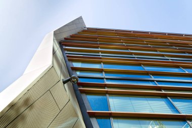 Duvar arka plan içinde pencere eşiği ile bağlı Modern güvenlik kamerası