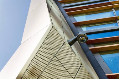 Duvar arka plan içinde pencere eşiği ile bağlı Modern güvenlik kamerası