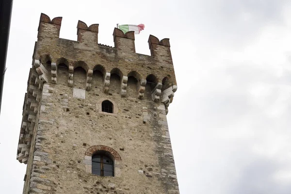 Medieval port fortification of the Scaliger Castle in Sirmione, Italy — Stock Photo, Image