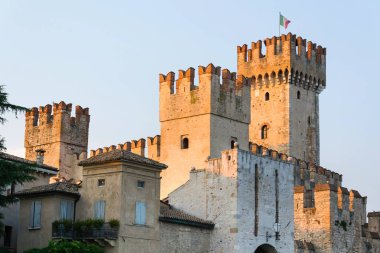 Sirmione, İtalya günbatımı sırasında Scaliger kalede 
